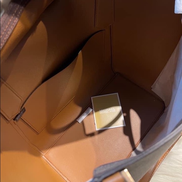 โSOLDโNWT MICHAEL KORS TOTE!! - Picture 6 of 7